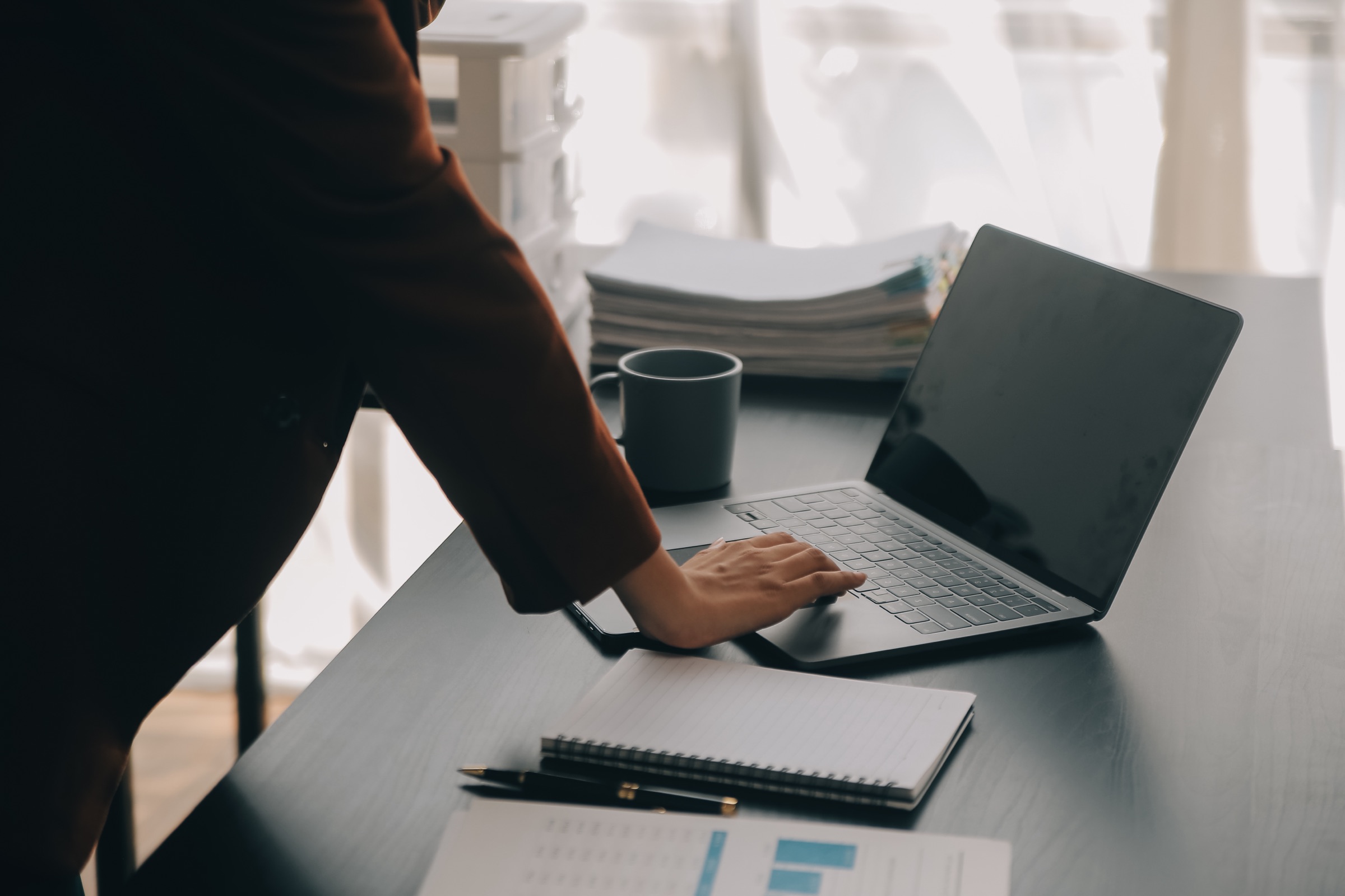 Dirigeante consultant ses indicateurs sur tablette et ordinateur portable