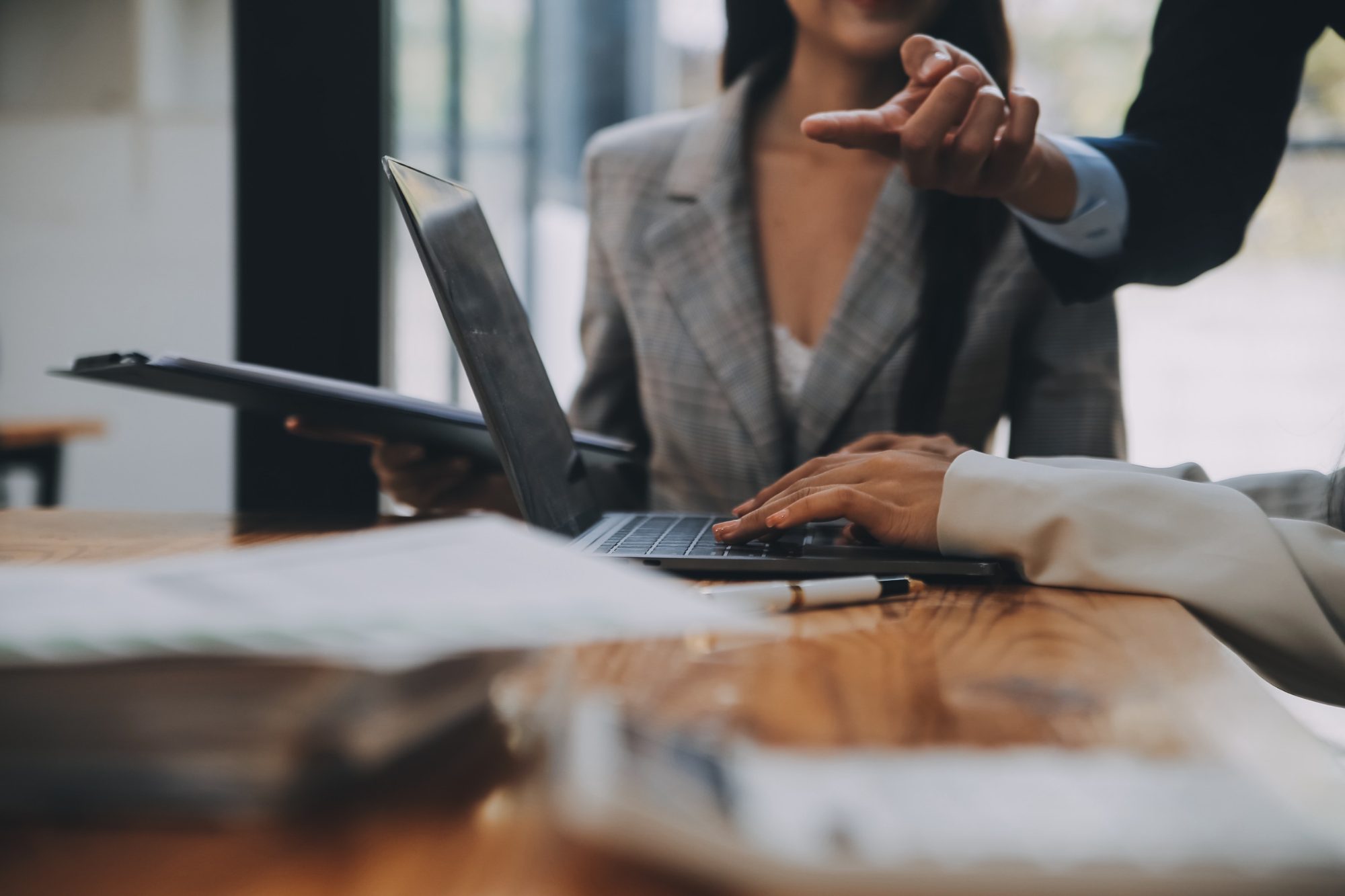 Équipe en réunion de travail autour d'une table